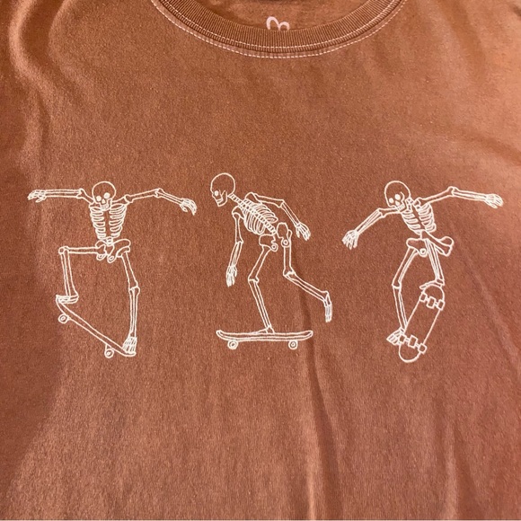 graphic tee - Picture 3 of 3